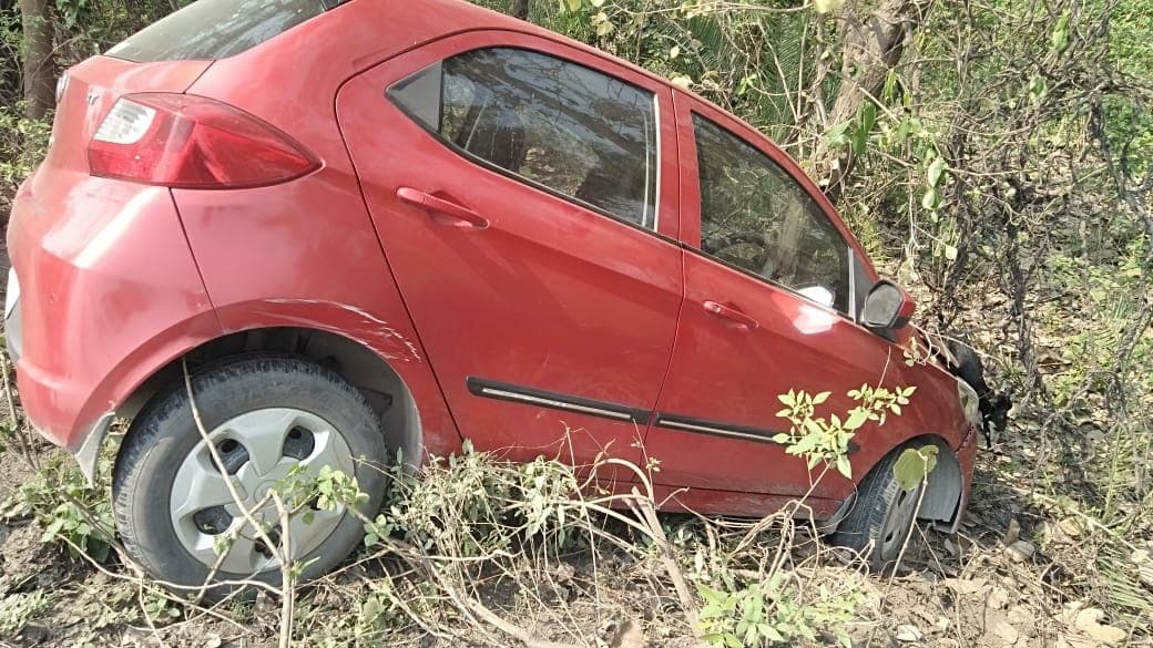 Bokaro News : अनियंत्रित होकर कार सड़क से नीचे उतरी, बाल-बाल बचे सवार