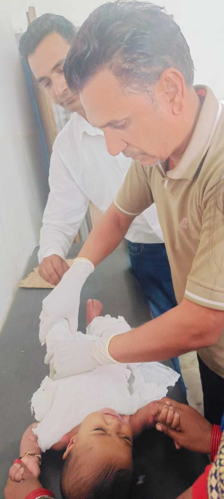 Giridih News: गर्म माड़ में गिरने से बच्चा झुलसा