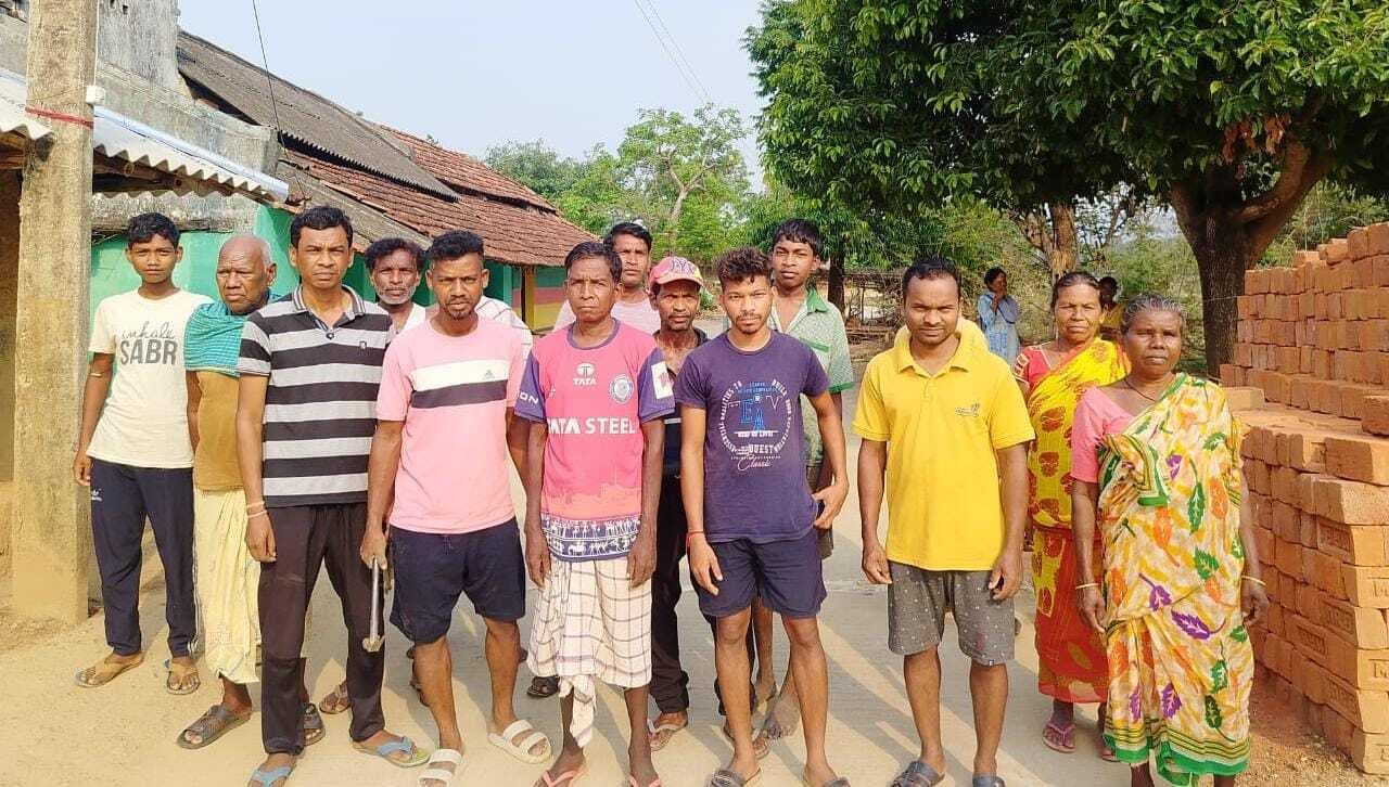 East Singhbhum News : बिजली के पोल तीन साल से जर्जर, बल्लाम के लोग परेशान