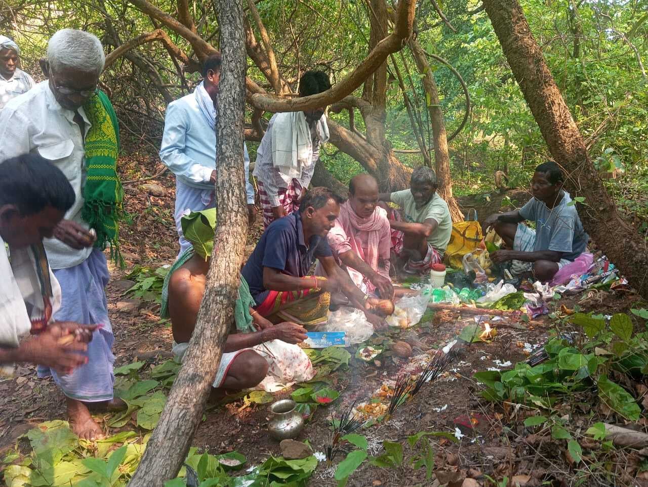 East Singhbhum News : पहाड़ देवता की पूजा कर जंगली जानवरों से सुरक्षा और अच्छी बारिश की कामना