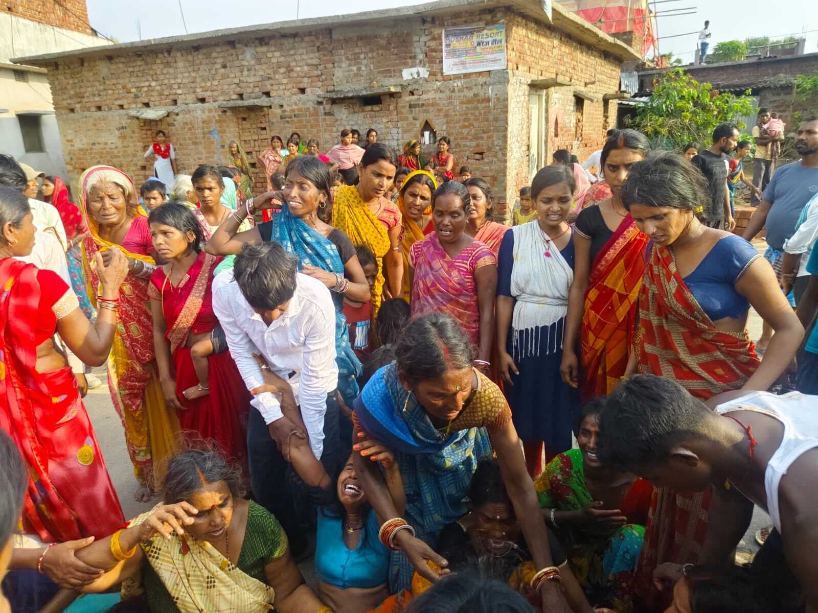 खेल रहे बच्चे को वैन ने रौंदा, सड़क जाम