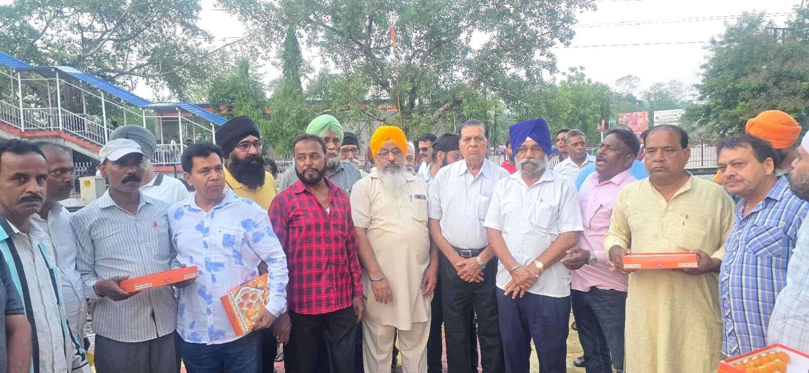 Jamshedpur News : जुगसलाई में फुटओवर ब्रिज बनने की खुशी में बांटे गये लड्डू