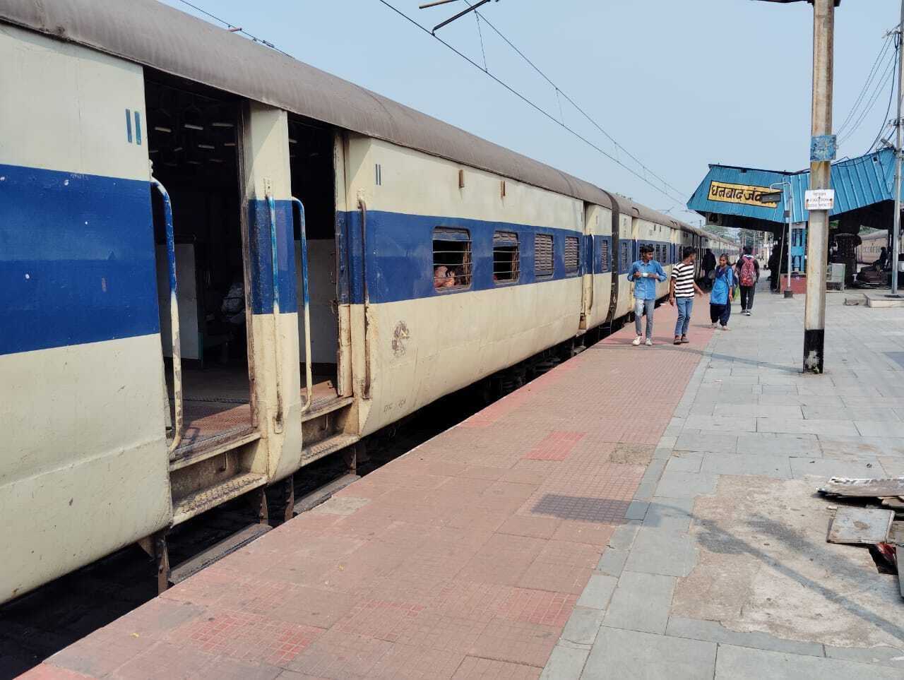 Dhanbad News : प्रभात खबर में छपी खबर पर रेलवे ने लिया संज्ञान, अच्छे रैक के साथ चली धनबाद-बांकुड़ा मेमू