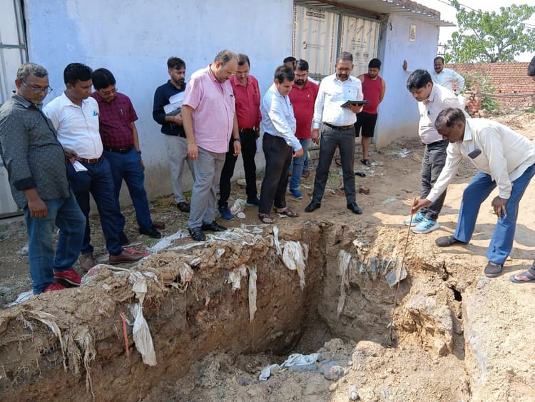 Jamshedpur News : मिट्टी धंसने से मजदूर की मौत मामले की टीम ने की जांच