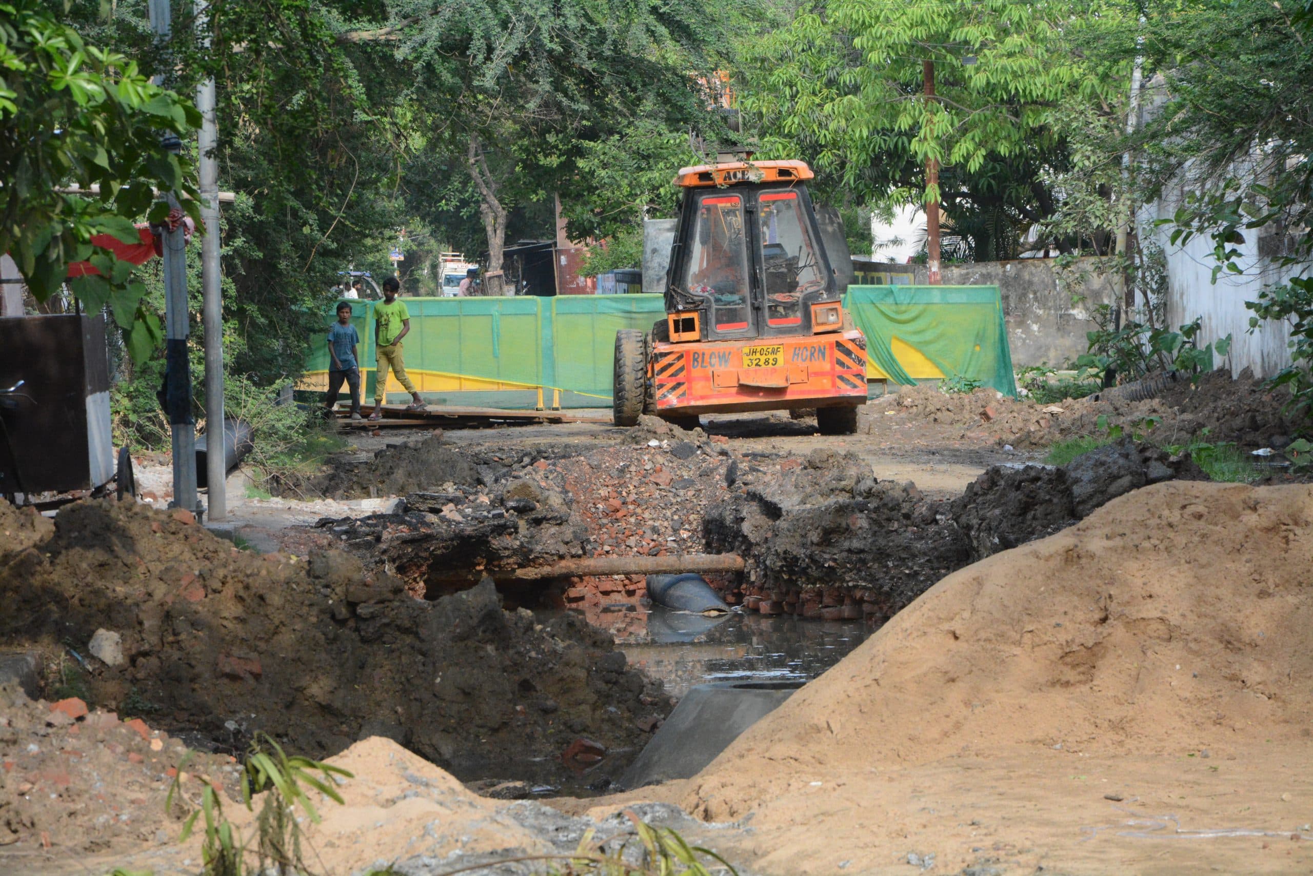 Patna News : राजवंशी नगर शिव मंदिर से बोर्ड कॉलोनी स्टेडियम तक सड़क खोदी