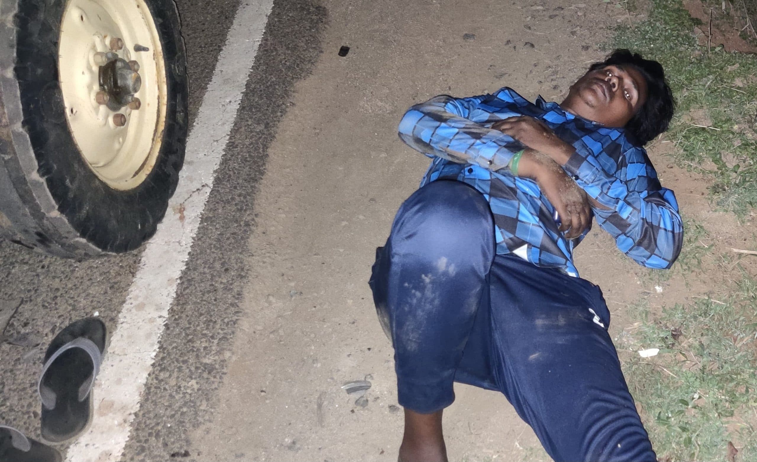 Dhanbad News: बालू लदा ट्रैक्टर व बाइक में टक्कर, तीन घायल