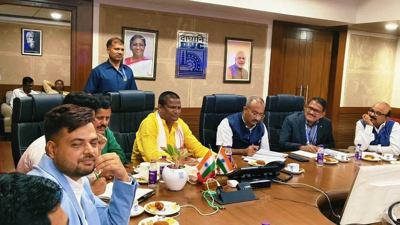 Dhanbad News: विस्थापित गांवों में मूलभूत सुविधाएं मुहैया कराये डीवीसी : सांसद