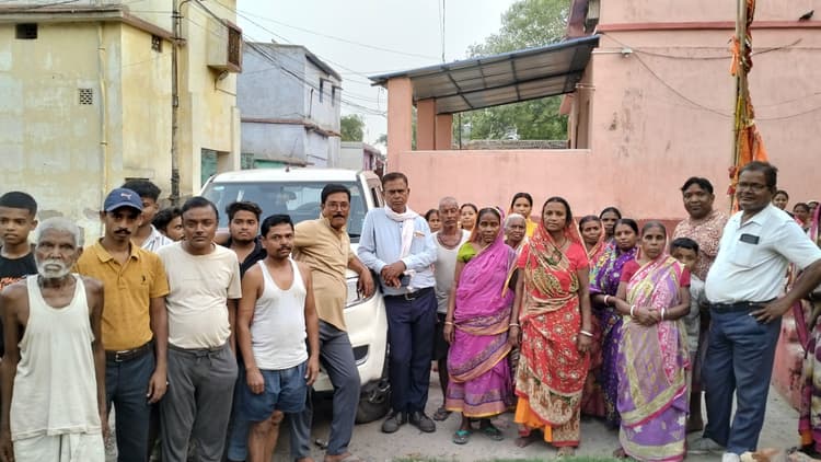 Dhanbad News: ब्लास्टिंग से मंदिर की छत का प्लास्टर गिरा, ग्रामीणों में कोलियरी प्रबंधक व माइनिंग सरदार को बनाया छह घंटे बंधक