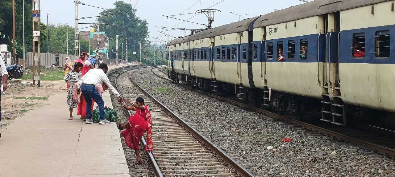 Dhanbad News: कतरासगढ़ स्टेशन : जान जोखिम में डाल ट्रेन में चढ़ते और उतरते हैं यात्री