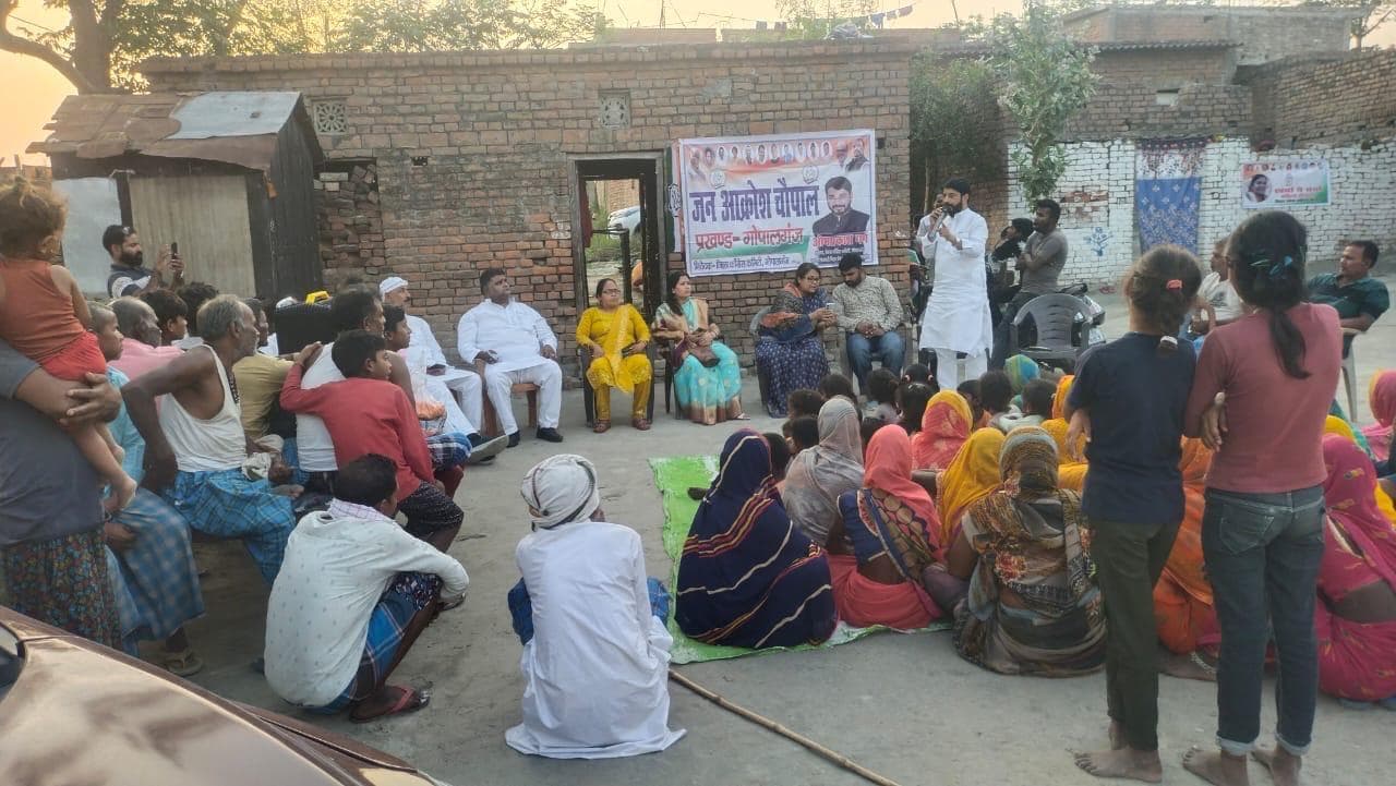 चुनाव के पहले अपने कोर वोटरों को जगाने में लगी कांग्रेस, घर-घर जाकर लगा रही कांग्रेस का झंडा