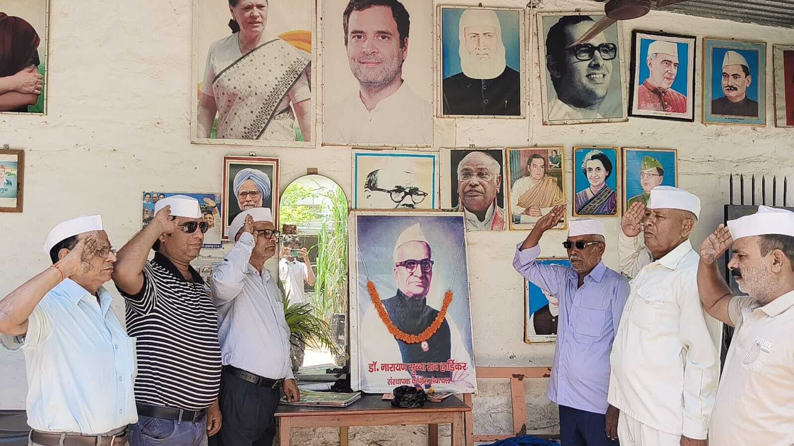 कांग्रेस सेवादल के संस्थापक डॉ नारायण सुब्बा राव को कांग्रेस कार्यकर्ताओं ने दी सलामी