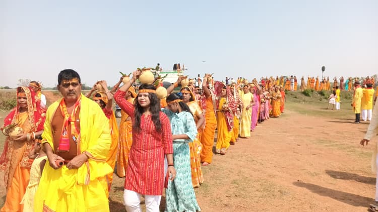 501 कलश के साथ निकाली गयी शोभायात्रा