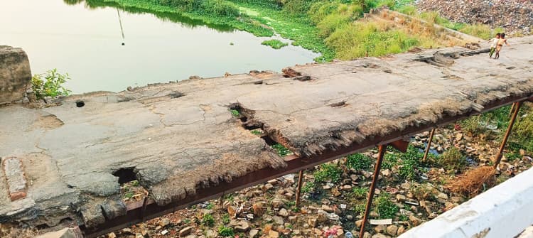 धीरे-धीरे गायब होता जा रहा काव नदी का ऐतिहासिक पुल