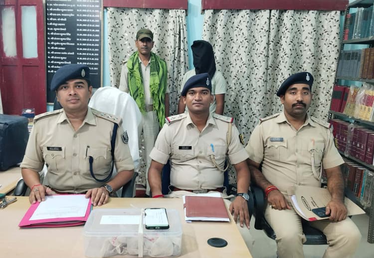 आरकेस्ट्रा में हथियार के साथ नाच रहा युवक गिरफ्तार, कट्टा व मोबाइल बरामद