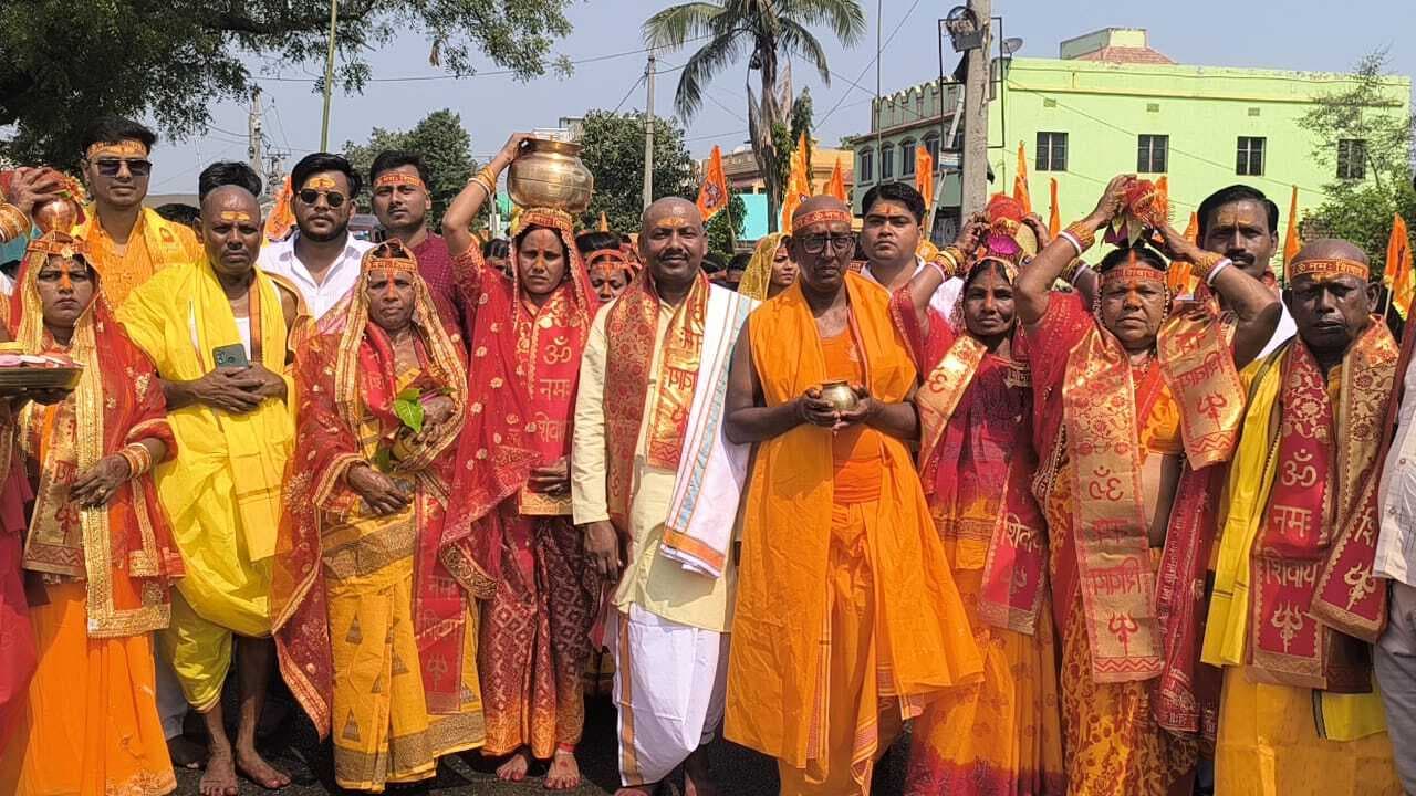 Dhanbad News : सतीटांड़ में शिव मंदिर प्राण प्रतिष्ठा को ले निकली कलश यात्रा