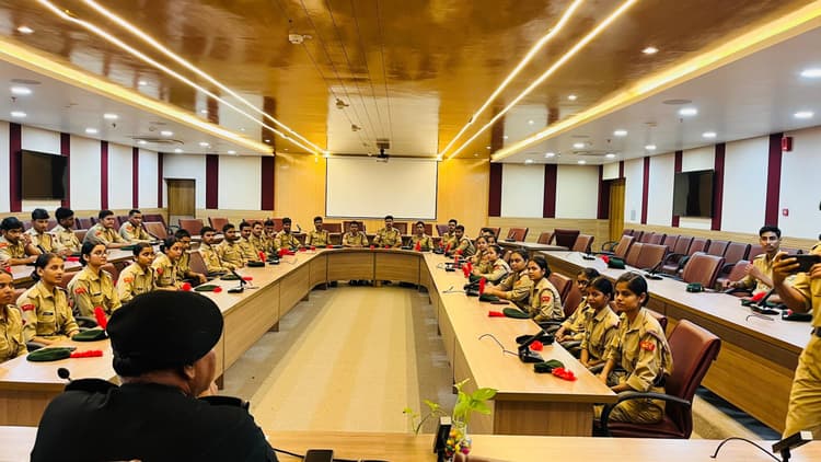 युद्ध जैसी परिस्थितियों में कैसे रहें सतर्क, जीएनएसयू में कैडेटों को मिला प्रशिक्षण