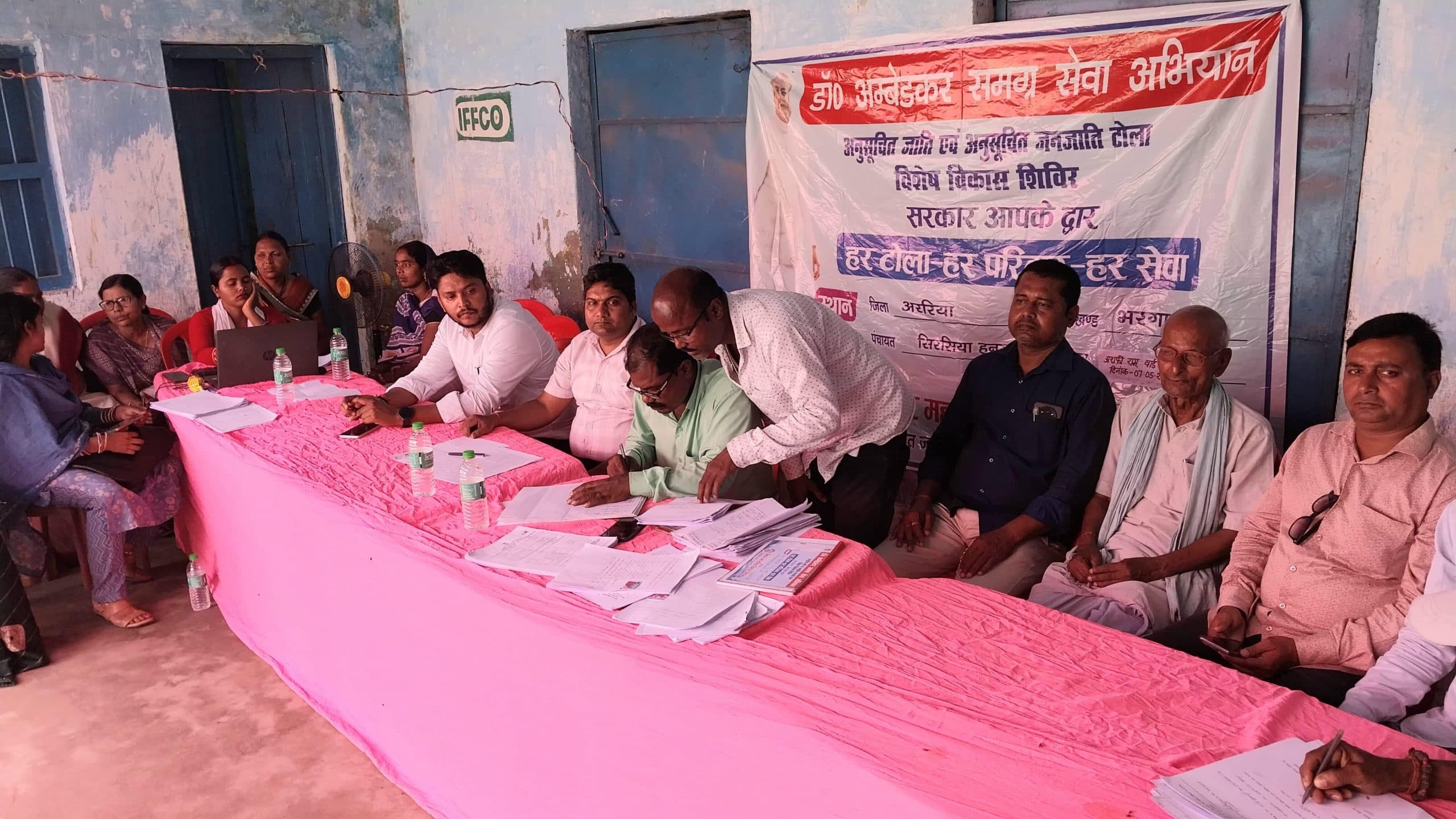 शिविर में छुटे लाभुकों का जोड़ा जा रहा नाम