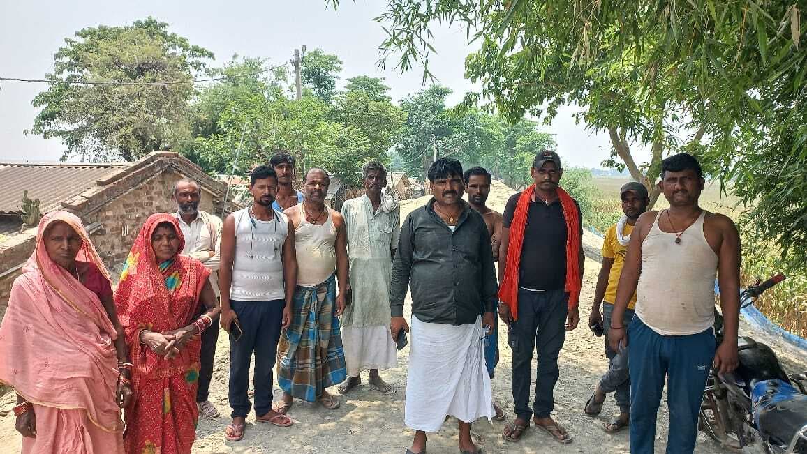 गुरुमेला बरंडी तटबंध सड़क निर्माण में अनियमितता से आक्रोश