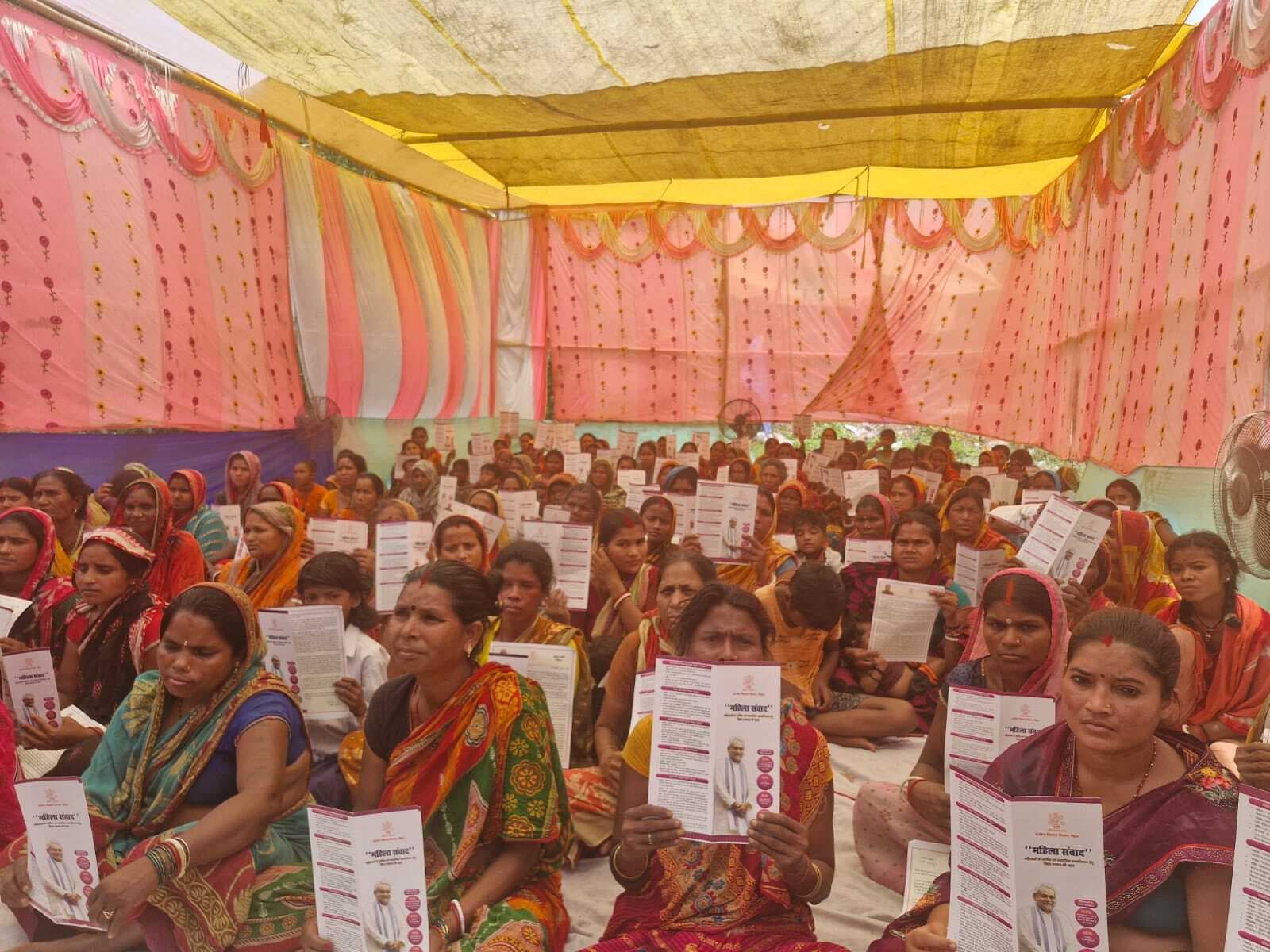 महिला संवाद में महिलाओं ने की पुस्तकालय बनाने की मांग