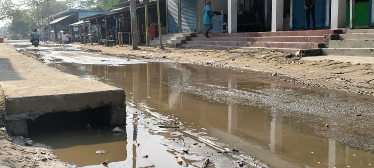 मदरसा चौक पर नाले का गंदा पानी बहने से लोगों की परेशानी बढ़ी