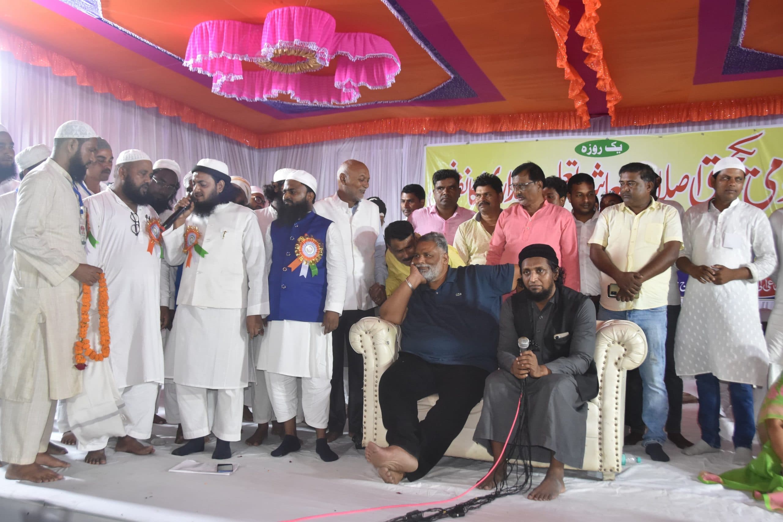 जलसे में शिक्षा, एकता व शांति की राह अपनाने की अपील मौलानाओं ने की