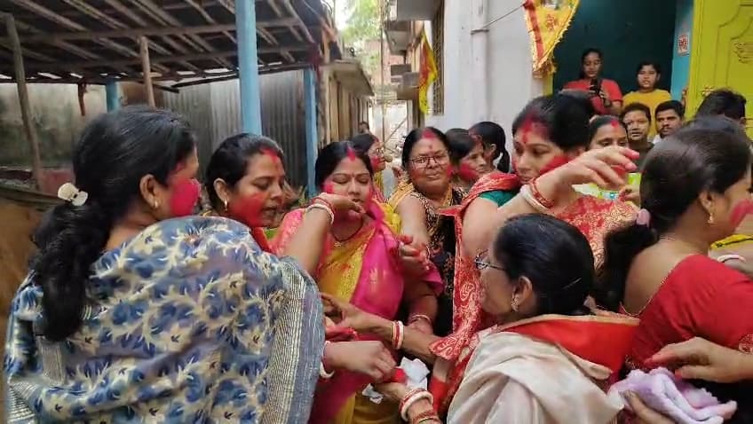 ऑपरेशन की सफलता पर महिलाओं ने एक दूसरे को लगायी सिंदूर