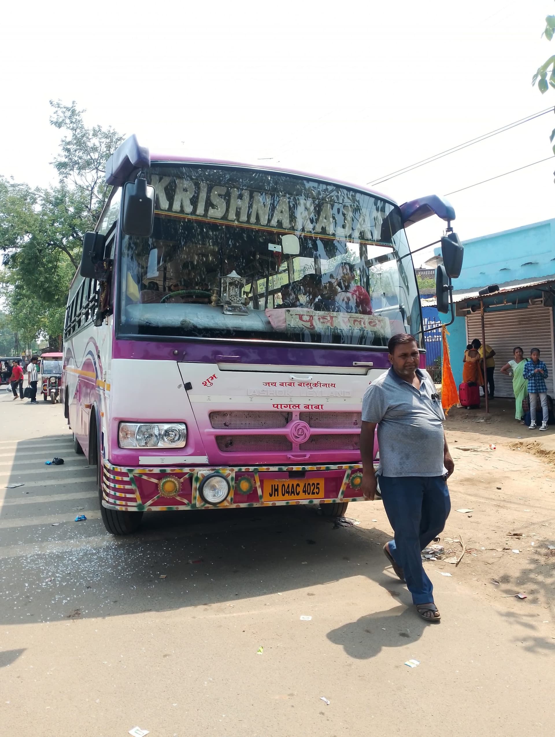 Deoghar news : आइएसबीटी की जगह जहां-चहां से संचालित हो रही बसों पर प्रशासन की सख्ती, दो वाहन जब्त, पांच से 15250 रुपये जुर्माना वसूला