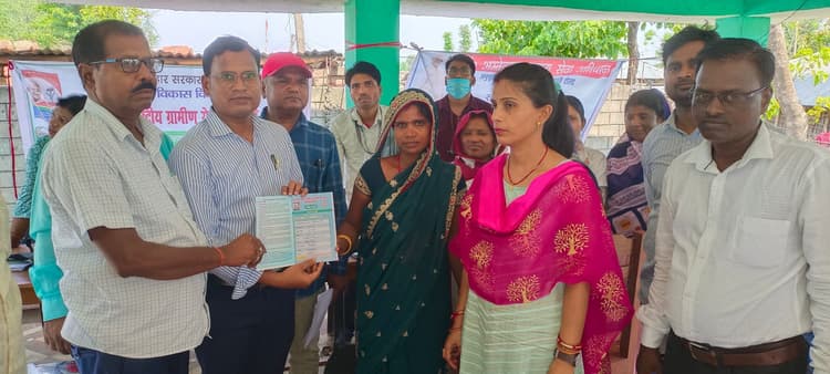 महादलित टोलों में शिविर लगा कर लोगों की सुनी समस्याएं