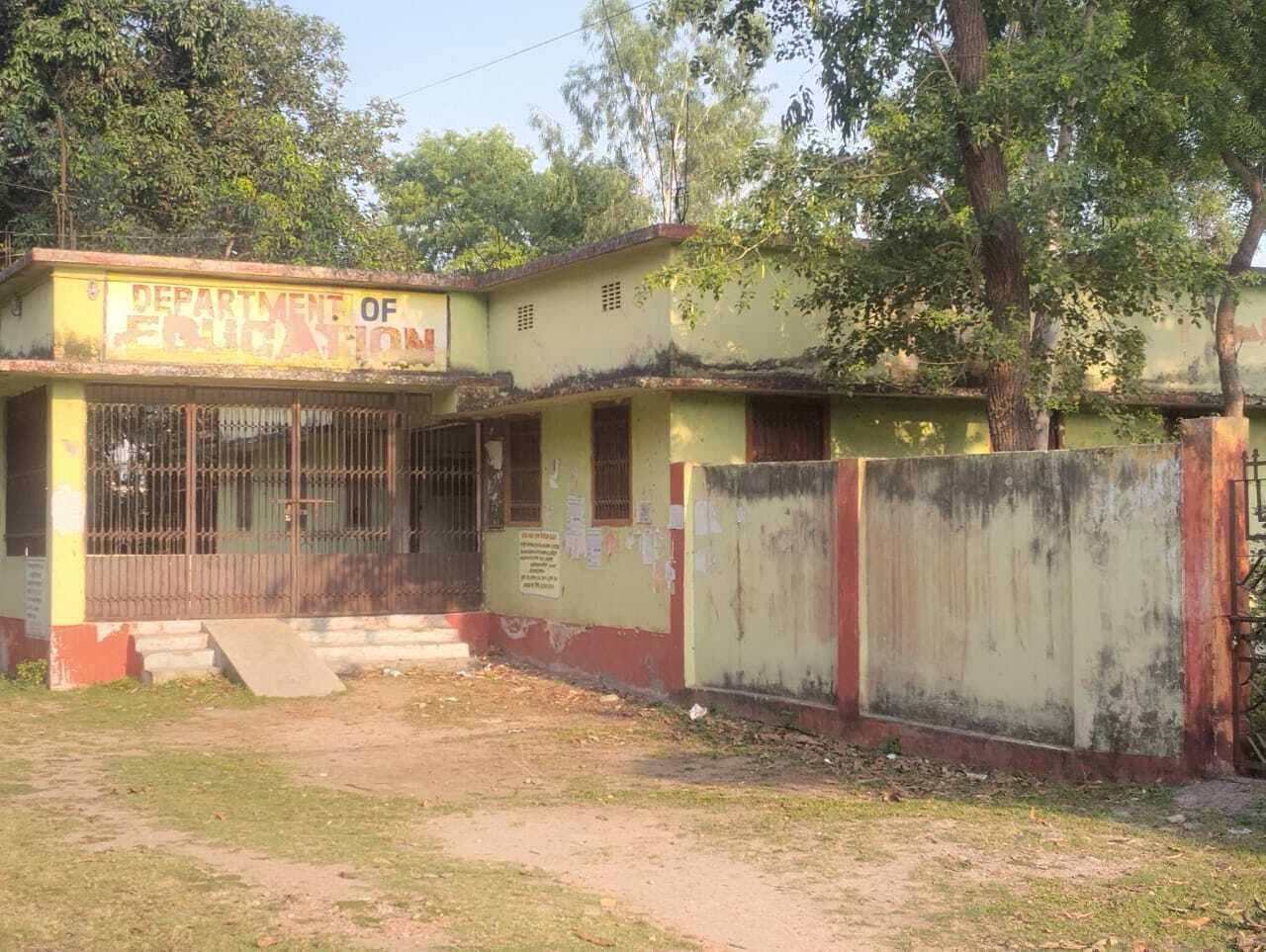 स्वीकृत पदों से आधे शिक्षक व आधे कर्मियों के सहारे रेंग रहा डीएस कॉलेज का बीएड विभाग