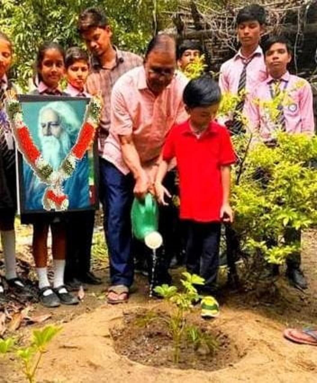 रविंद्रनाथ टैगोर की जयंती पर किया पौधरोपण