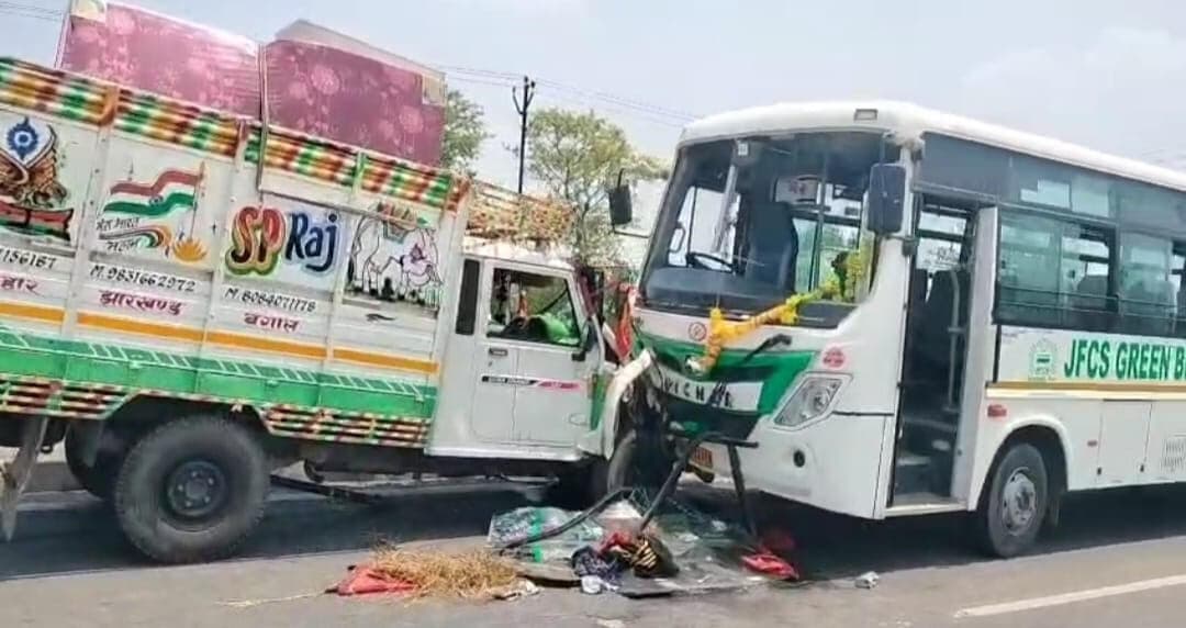 बस व पिकअप की हुई टक्कर, कई लोग घायल