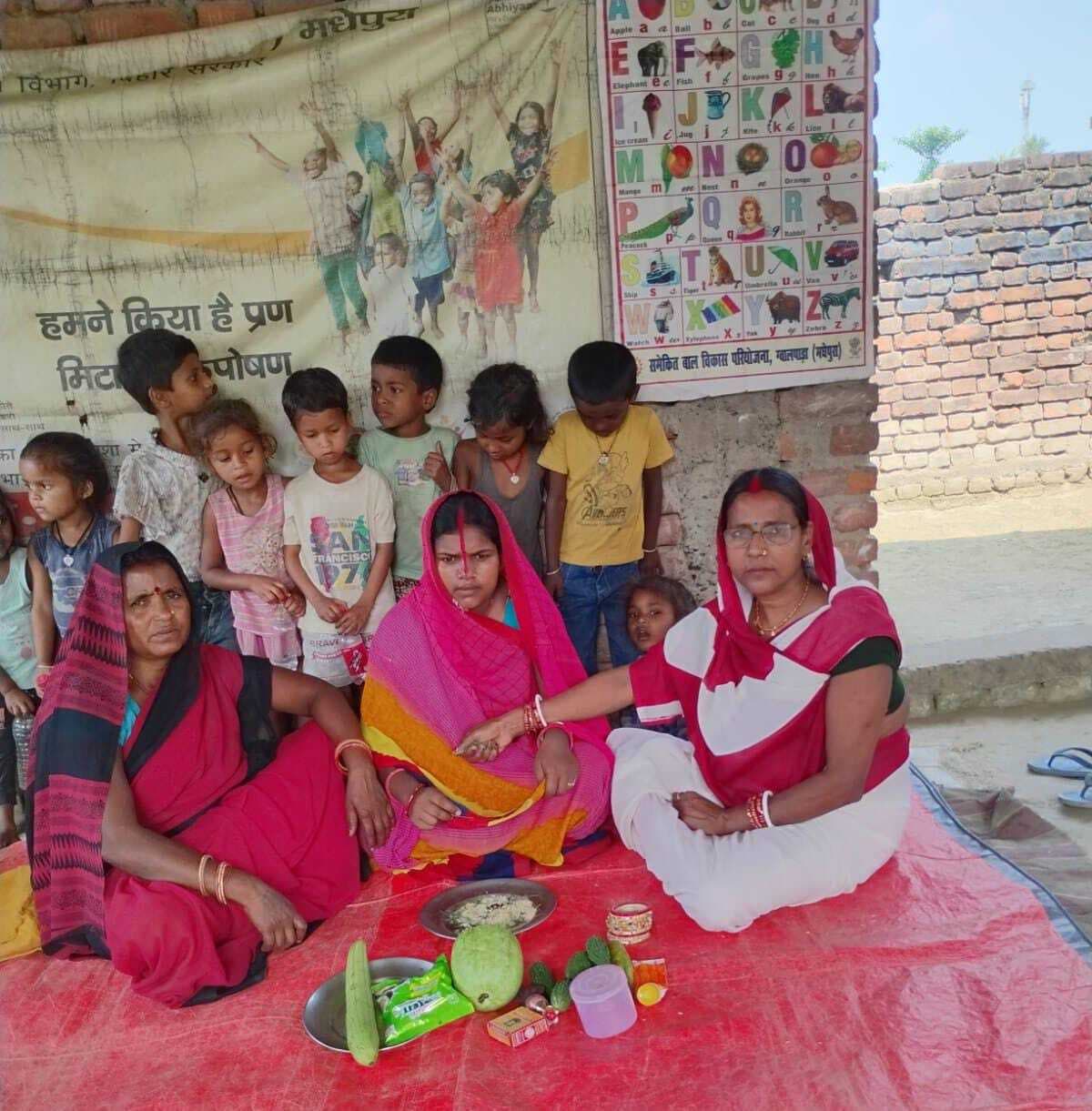 आंगनबाड़ी केंद्रों पर किया गोद भराई कार्यक्रम