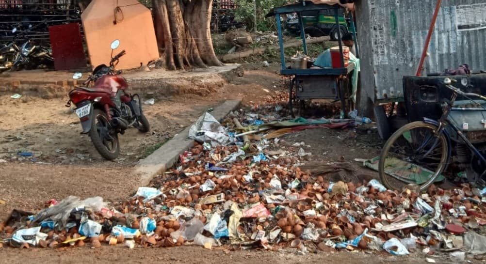 Dhanbad News : चिरकुंडा में सफाइकर्मी गये बेमियादी हड़ताल पर, कचरा उठाव का कार्य ठप