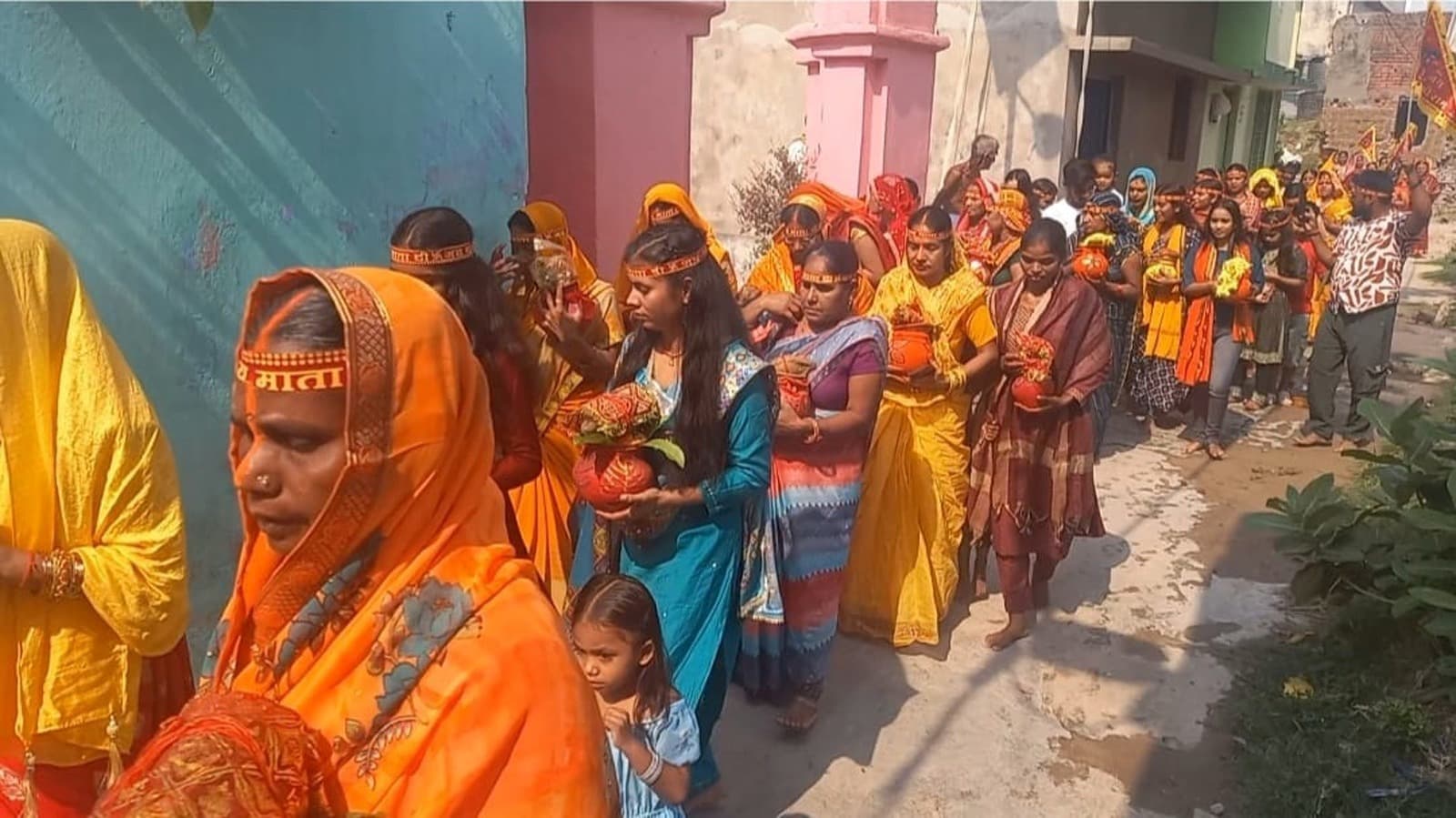 वजीरगंज के सहिया में महायज्ञ के लिए कलशयात्रा