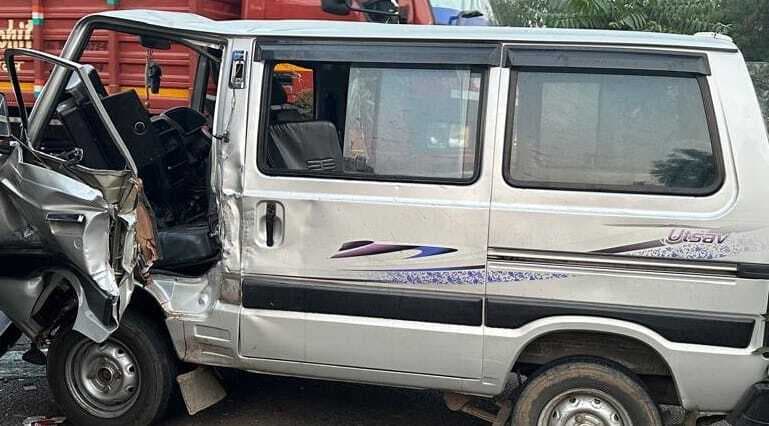 ट्रेलर और कार में टक्कर, एक व्यक्ति की मौत, दूसरा जख्मी