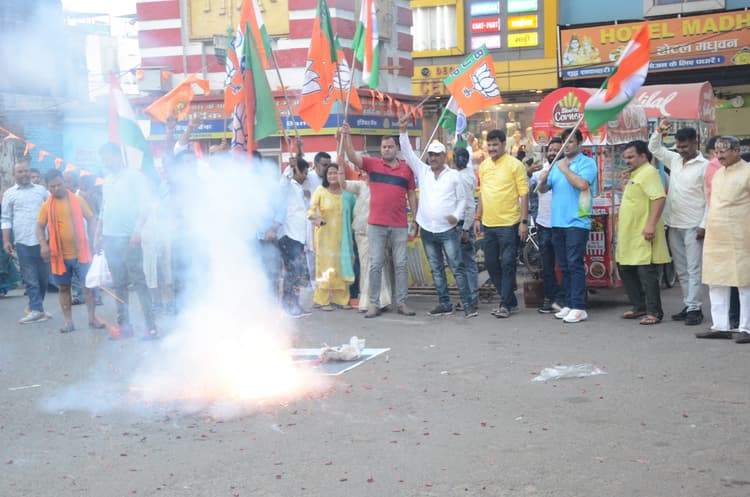 Deoghar news : ऑपरेशन सिंदूर की सफलता पर भाजयुमो ने की आतिशबाजी