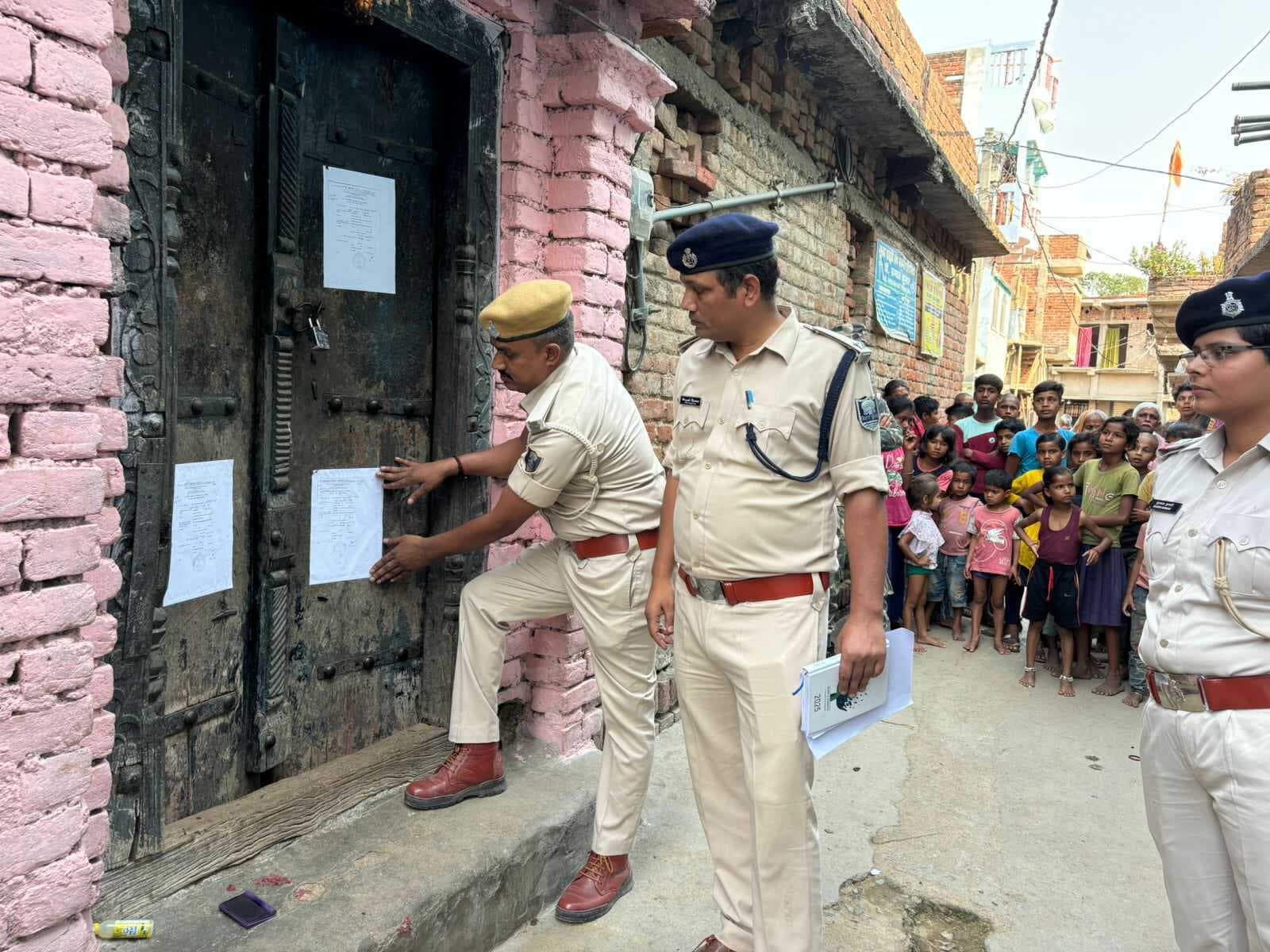 कौआकोल पुलिस ने अभियुक्तों के घर चिपकाया इश्तेहार