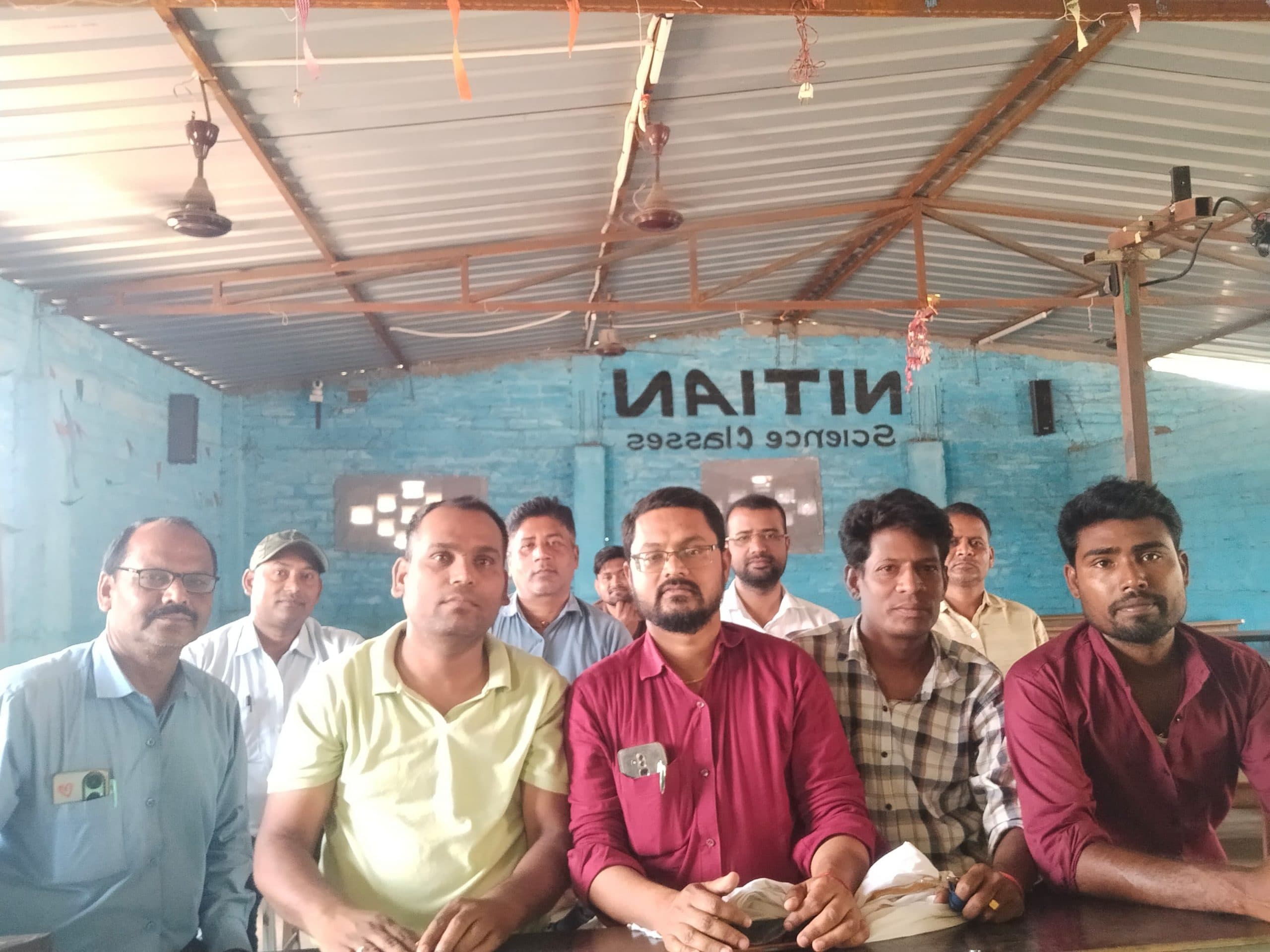 सेवा पुस्तिका संधारण में नजायज राशि मांगे जाने का विरोध