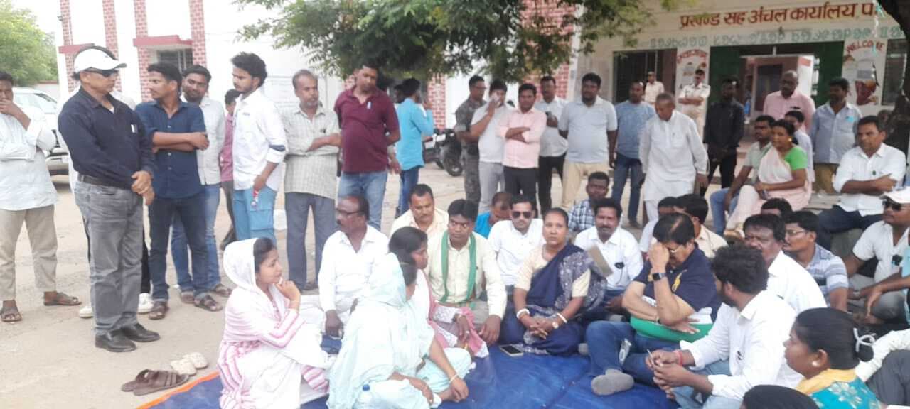 प्रदर्शन: बीडीओ के खिलाफ खोला मोर्चा, अनिश्चितकालीन धरना पर बैठीं प्रमुख