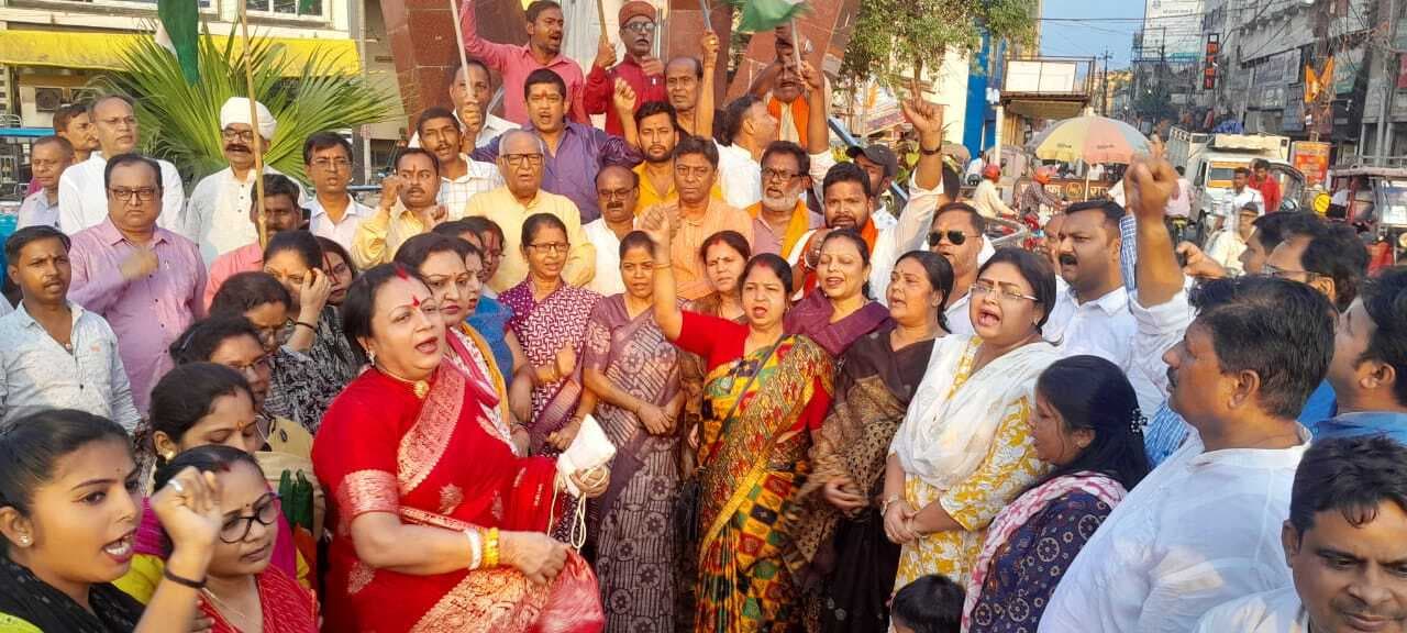 ऑपरेशन सिंदूर के बाद भाजपा कार्यकर्ताओं ने मनायी दीवाली, बांटी मिठाई