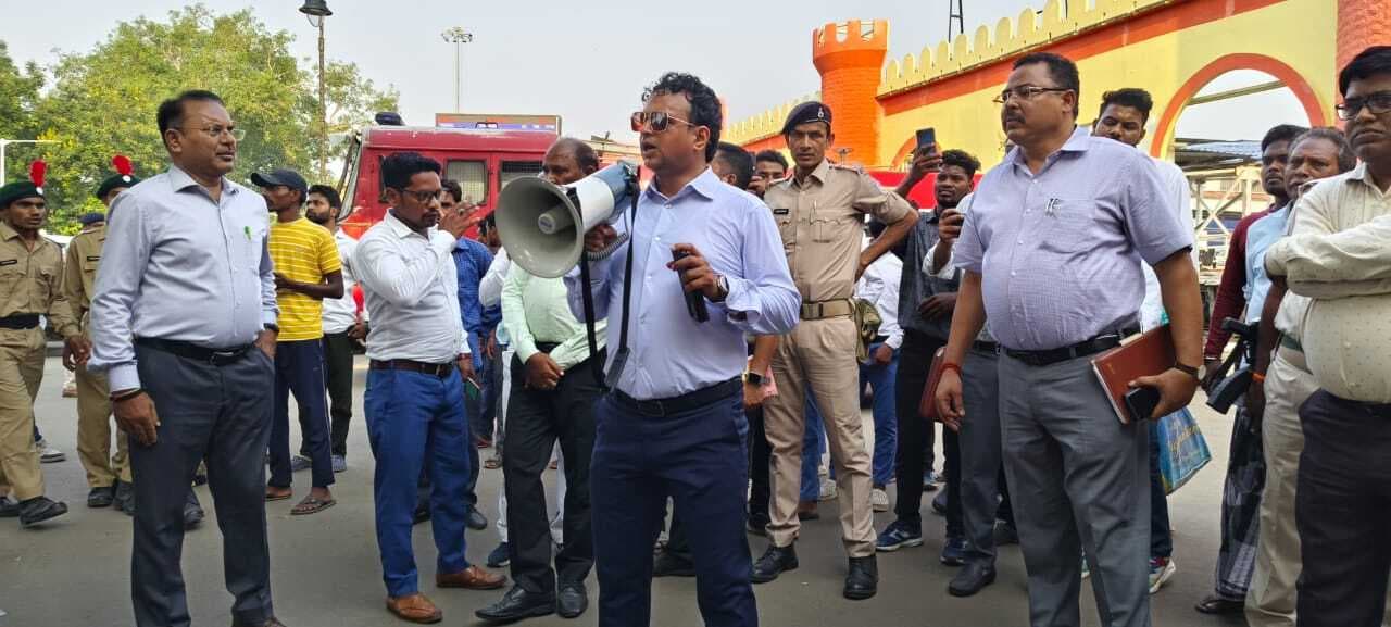 हमले की स्थिति में शीशे से दूर रहें, बम फटने पर जमीन पर लेट जायें, हवाई हमले के दौरान तब तक बाहर नहीं निकलें जब तक की सरकारी निर्देश ना मिले