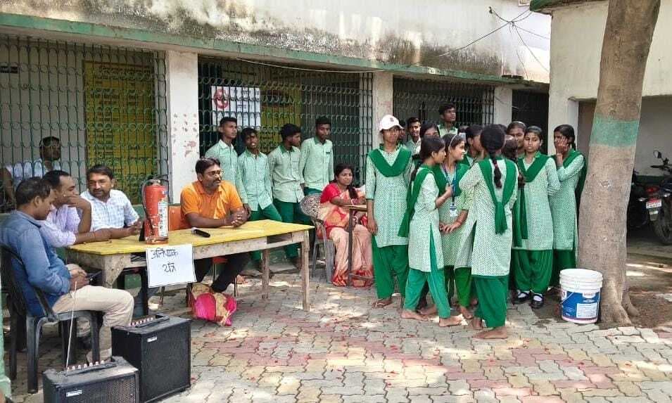 छात्रों को आपातकालीन परिस्थितियों से निपटने की दी गयी जानकारी