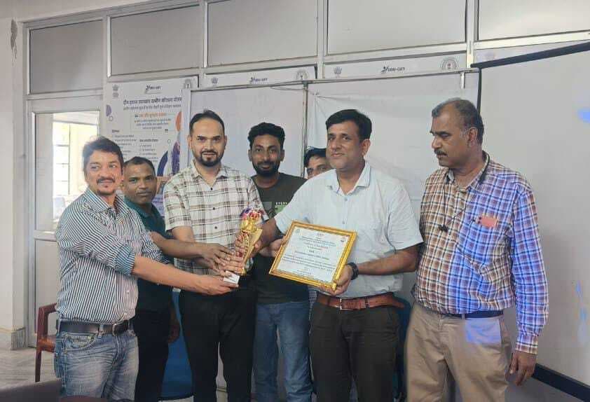 जेएसएलपीएस बरहरवा प्रखंड ने रैंकिंग में पाया पहला स्थान, शील्ड व प्रमाण देकर किया सम्मानित