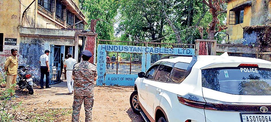 सीआरपीएफ के डीआइजी का दौरा, एचसीएल की भूमि का किया नक्शावार निरीक्षण