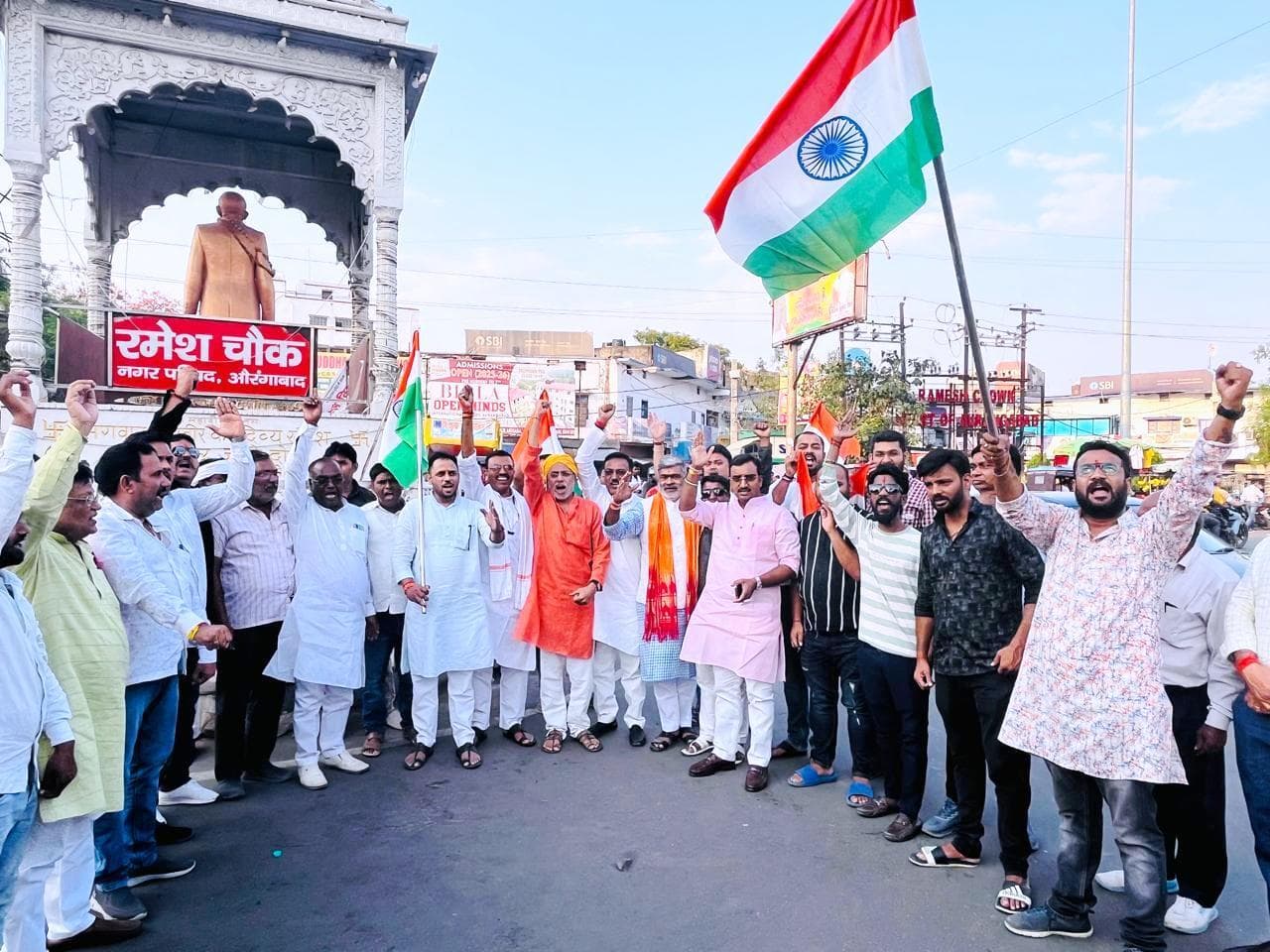 Aurangabad News : भाजपा कार्यकर्ताओं ने निकाली शौर्य यात्रा, लहराया तिरंगा