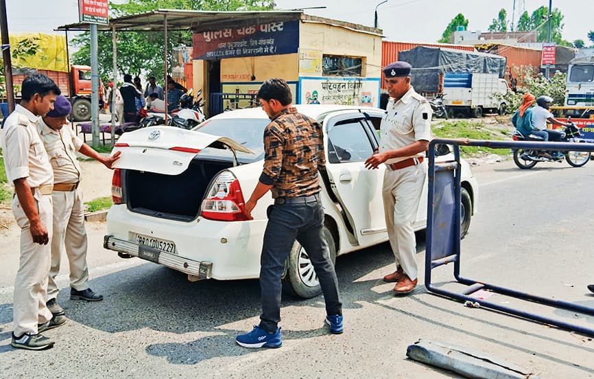 Gopalganj News  : जिले में हाइ अलर्ट मोड में पुलिस, रेलवे स्टेशन, बस अड्डा व थावे मंदिर की बढ़ायी गयी सुरक्षा