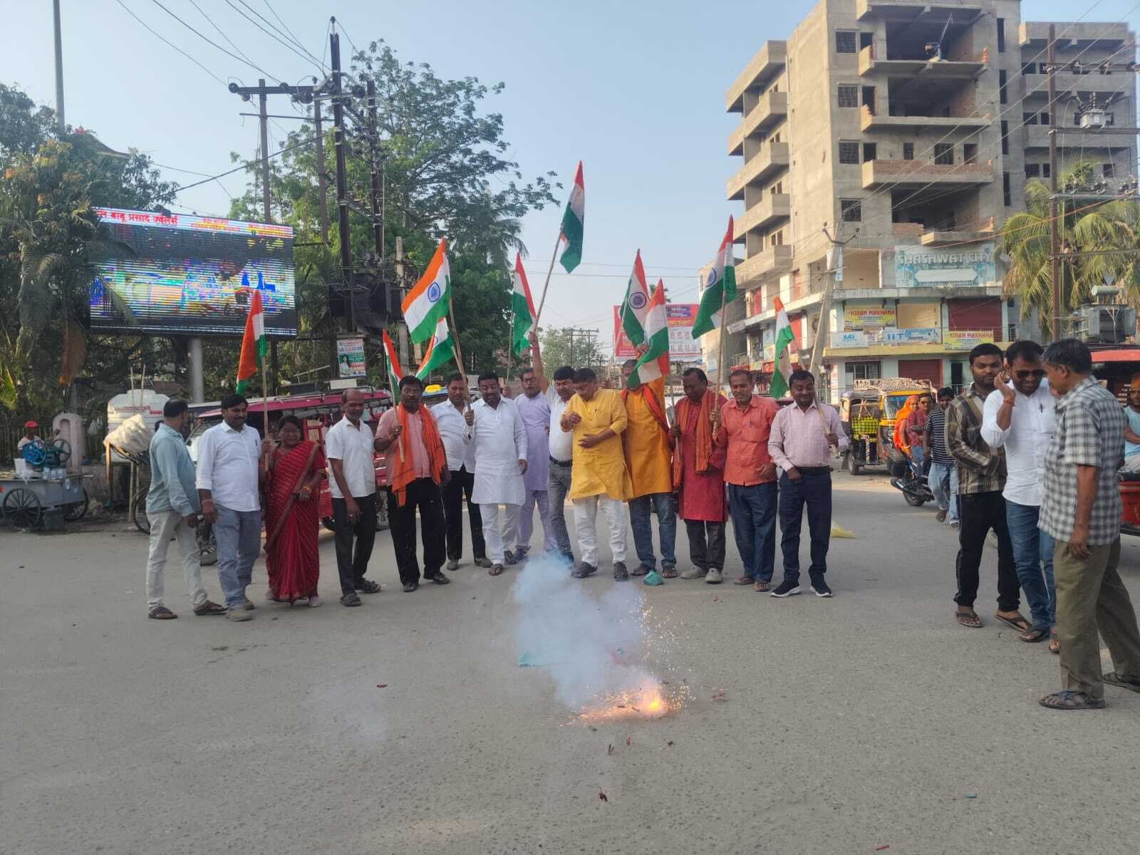 Madhubani News : ऑपरेशन सिंदूर की सफलता पर भाजपा कार्यकर्ताओं ने मनाया जश्न