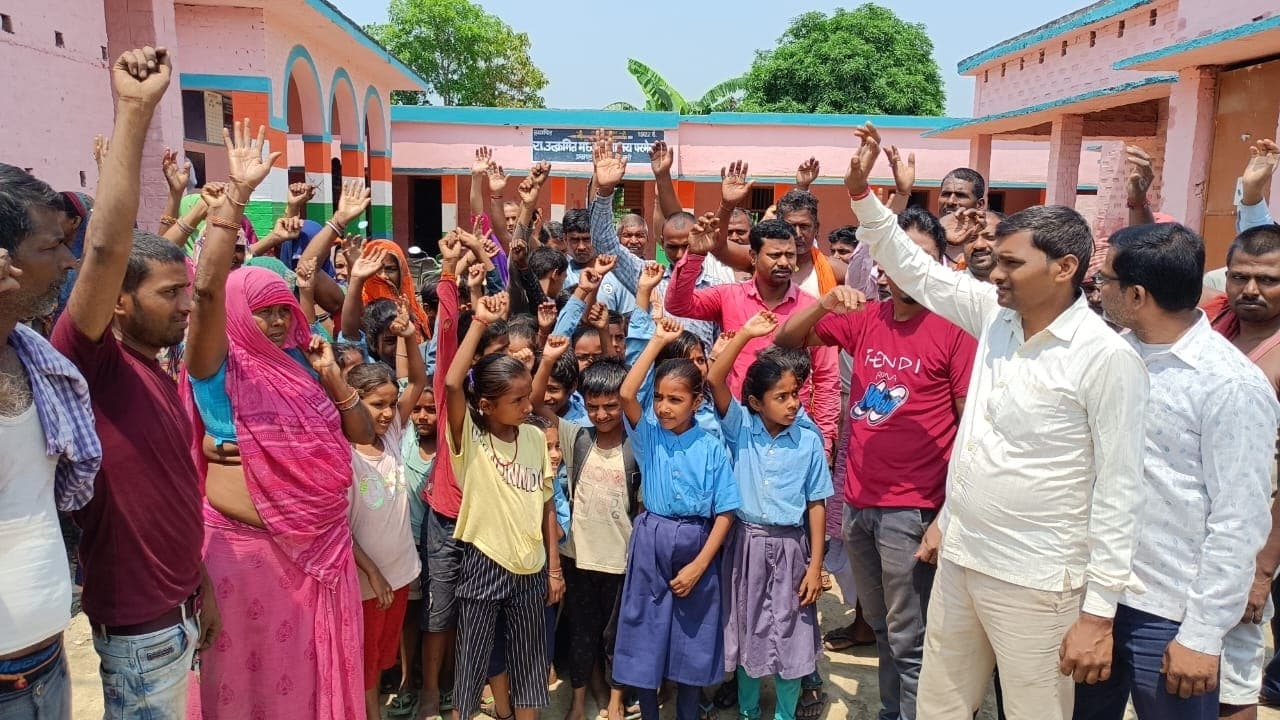 Madhubani News : अनियमितता का आरोप लगा ग्रामीणों ने किया प्रदर्शन