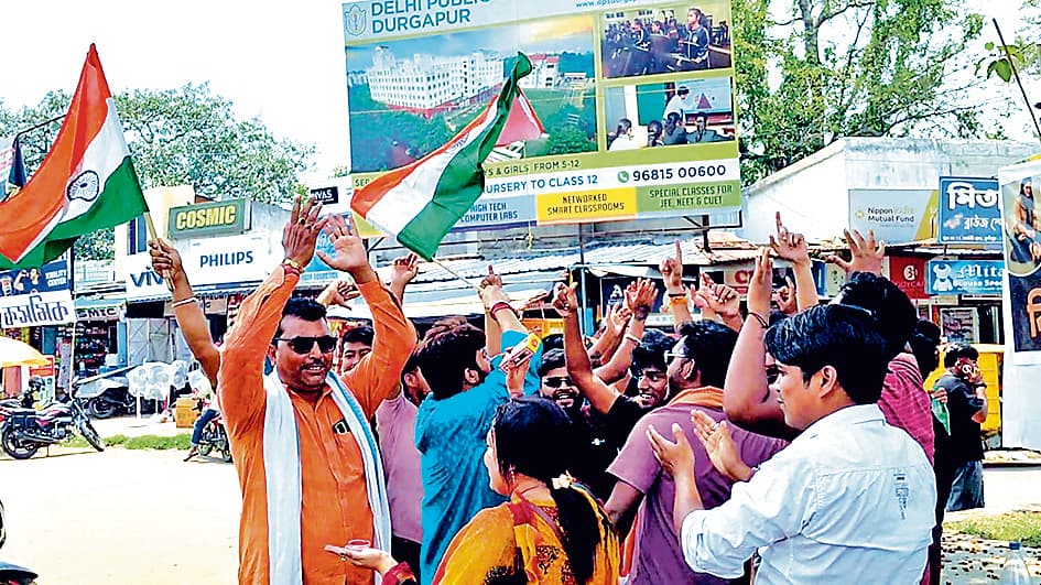 दुर्गापुर में ''ऑपरेशन सिंदूर'' की सफलता पर जश्न, चंडीदास बाजार में बैंड-बाजे के साथ उत्सव