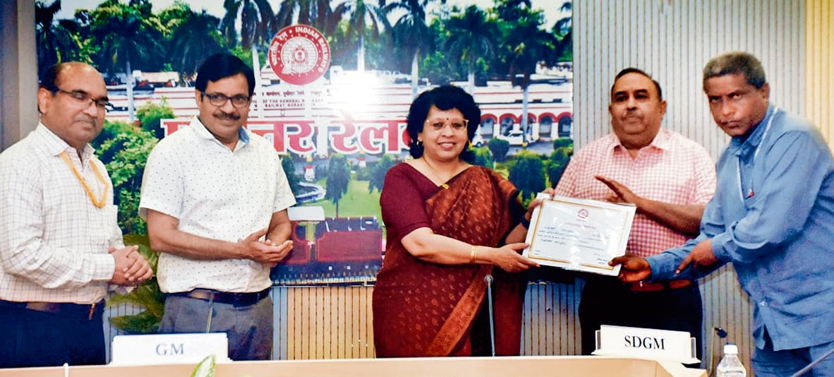 Saran News : चार कर्मचारियों को मैन ऑफ द मंथ पुरस्कार से किया गया सम्मानित